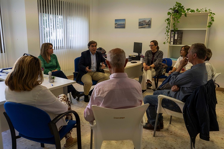 El alcalde de Punta Umbría se reúne con las asociaciones de El Portil para el desarrollo de actividades conjuntas en el núcleo urbano