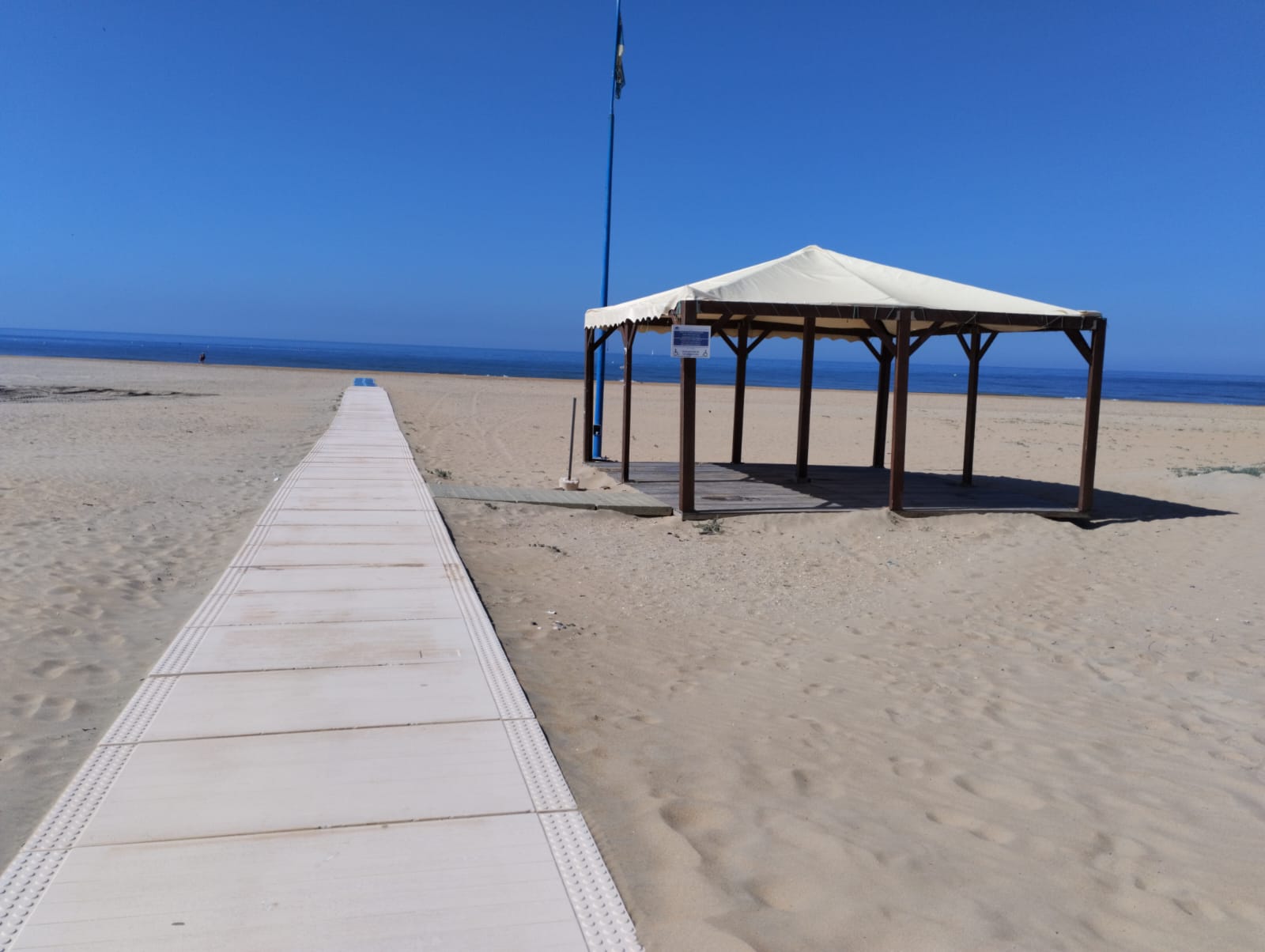 El Ayuntamiento de Punta Umbría anticipa la limpieza de los caminos de playa por la previsión de altas temperaturas